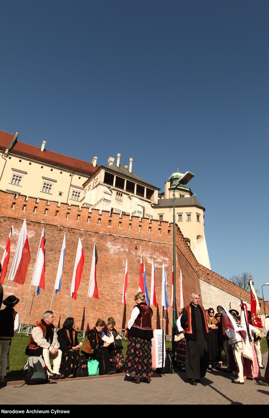 image.from.unit.number "Pogrzeb prezydenta Polski Lecha Kaczyńskiego i jego żony Marii Kaczyńskiej w Krakowie"