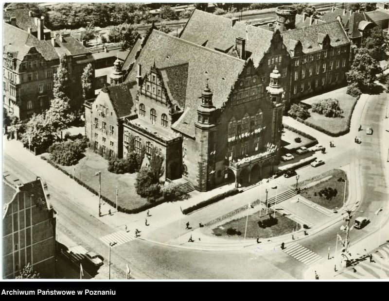 Obraz 1 z jednostki "Poznań - Uniwersytet im. Adama Mickiewicza z lotu ptaka, Collegium Minus, wejście do auli uniwersyteckiej"