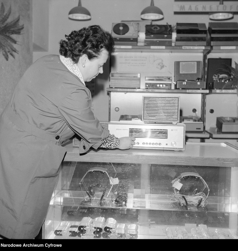 image.from.unit.number "Sklep RTV przy ul. Żelaznej w Warszawie"