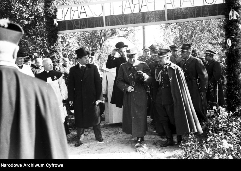 image.from.unit.number "Przeniesienie trumny z prochami hetmana Stefana Czarnieckiego do sarkofagu w Czarncy"