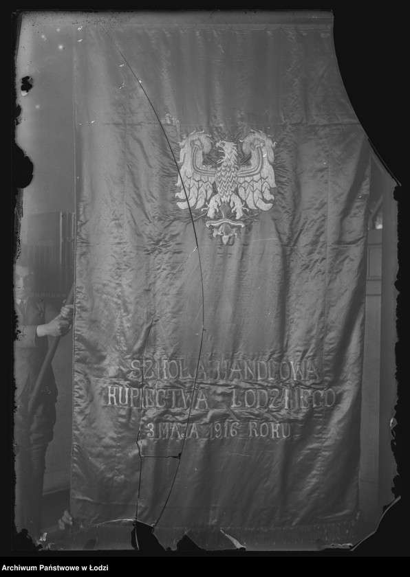Obraz 2 z jednostki "[Sztandar Szkoły Handlowej Kupiectwa Łódzkiego z 3 V 1916 r.]"