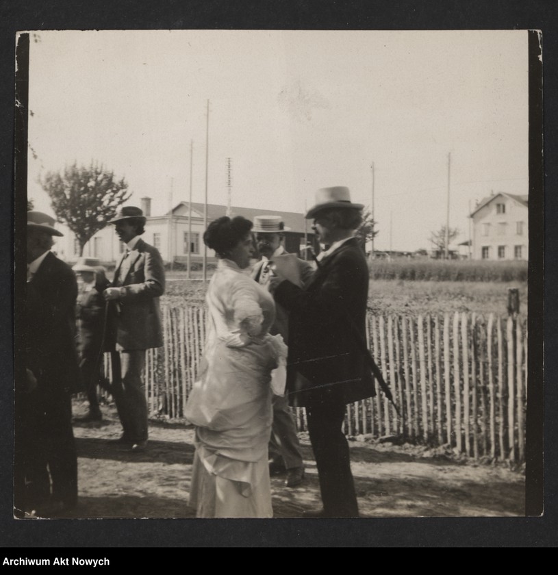 image.from.unit.number "I. J. Paderewski i H. Paderewska w otoczeniu przyjaciół i znajomych. Fotografie; brak fot. nr 6-7,9,11"