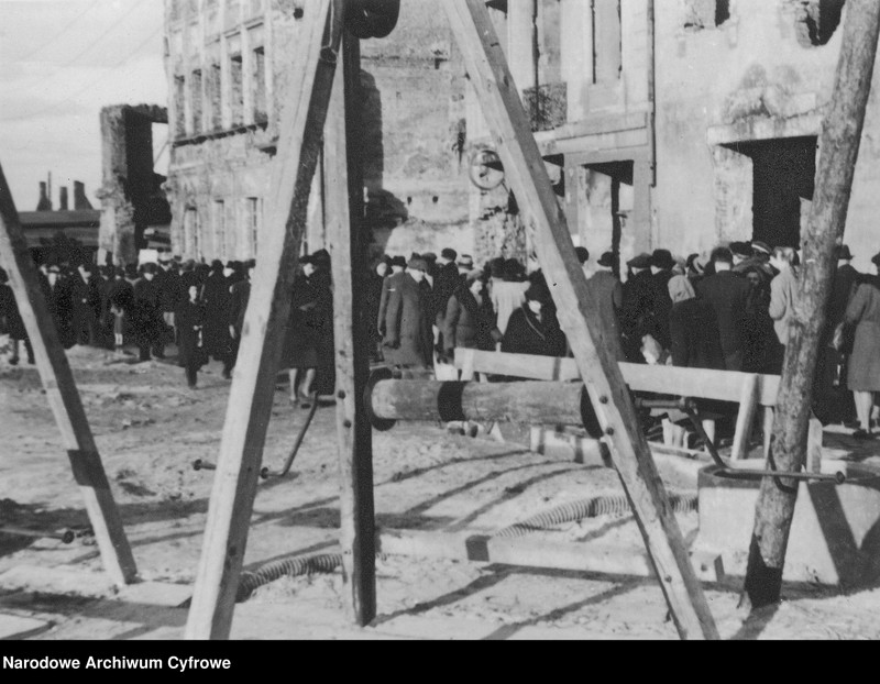 image.from.unit.number "Kolejki do kościołów w Wielką Sobotę w Warszawie"