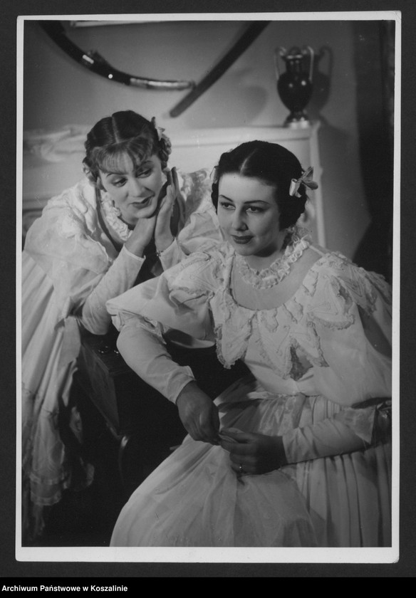 image.from.unit.number "„Śluby panieńskie”, Aleksander Fredro, reżyseria Irena Górska, scenografia Feliks Krassowski. Premiera 16 I 1954 roku."