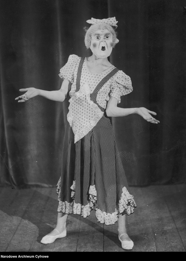 image.from.unit.number "Zizi Halama w scenach z nierozpoznanego przedstawienia"