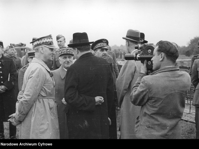 image.from.unit.number "1 Dywizja Grenadierów Wojska Polskiego we Francji - obchody święta 3 Maja i uroczystość nadania miana Grenadierów odbywające się przy szosie Autreville-Martigny"