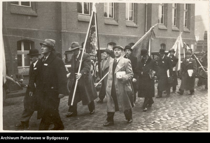 image.from.unit.number "Pochód rzemieślników ulicami centrum Bydgoszczy z okazji Zjazdu Rzemiosła Pomorskiego w dniu 30.10.1938 r. w Bydgoszczy - plac Kościeleckich"