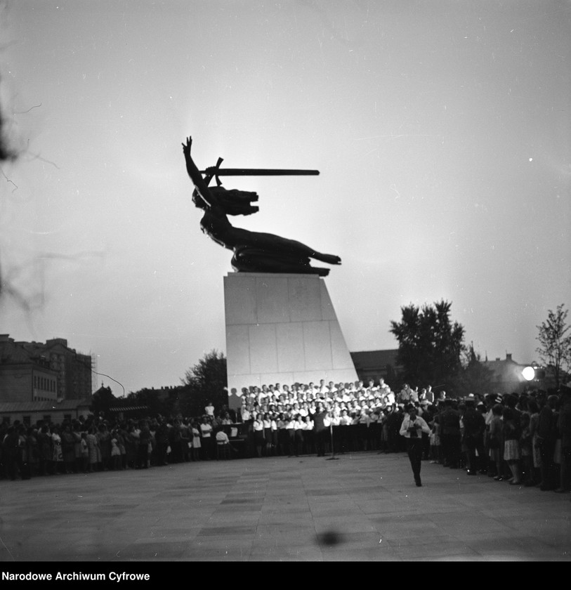 image.from.unit.number "Odsłonięcie Pomnika Bohaterów Warszawy (Nike) na pl. Teatralnym w Warszawie"