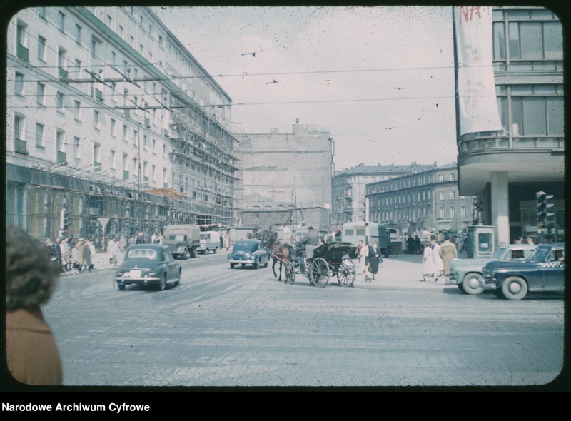 image.from.unit.number "Widoki Warszawy na trasie: Powiśle - Hoża - Nowy Świat - Stadion X-lecia - Praga Północ - trasa W-Z - Krakowskie Przedmieście - Nowy Świat - Aleje Jerozolimskie - Marszałkowska"