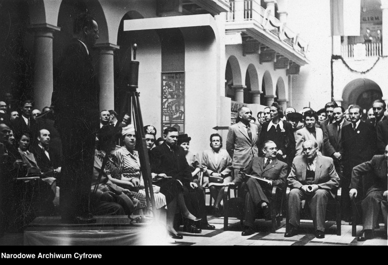 image.from.unit.number "Wystawa Przemysłu Ziem Odzyskanych w salach Państwowego Instytutu Geologicznego przy ul. Rakowieckiej 4 w Warszawie"