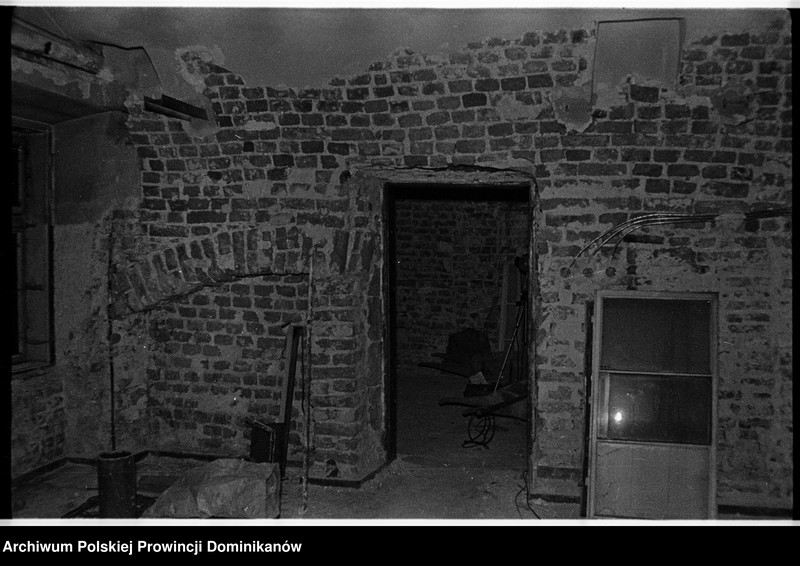 image.from.unit.number "Kraków, klasztor Ojców Dominikanów, obecna siłownia studentatu; obecne pomieszczenie gospodarcze na parterze północnego ramienia III wirydarza („slumsy” nr 11); podwórze przykuchenne; podwórze przy furcie. Kraków, kamienica przy ul. Stolarskiej 6, cela zakonna „slumsy” nr 13"