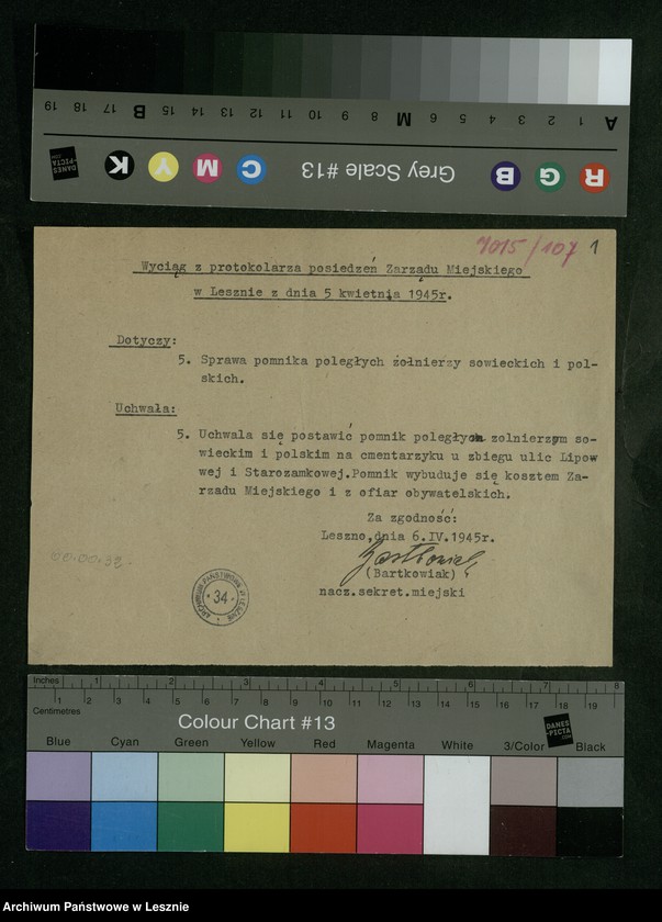 Obraz 3 z jednostki "[Sprawy budowy pomnika upamiętniającego poległych żołnierzy radzieckich i polskich, ufundowanie pamiątkowej tablicy w miejscu rozstrzelania 21 Polaków 21 X 1939 r., sprawy dbania o cmentarze i mogiły żołnierzy]"