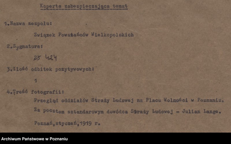 Obraz 4 z jednostki "Przegląd oddziałów Straży Ludowej na Placu Wolności w Poznaniu. Za pocztem sztandarowym dowódca Straży Ludowej - Julian Lange."