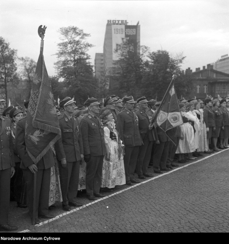 Obraz 12 z jednostki "Uroczystości z okazji 50. rocznicy wybuchu I powstania śląskiego pod pomnikiem Powstańców Śląskich w Katowicach"