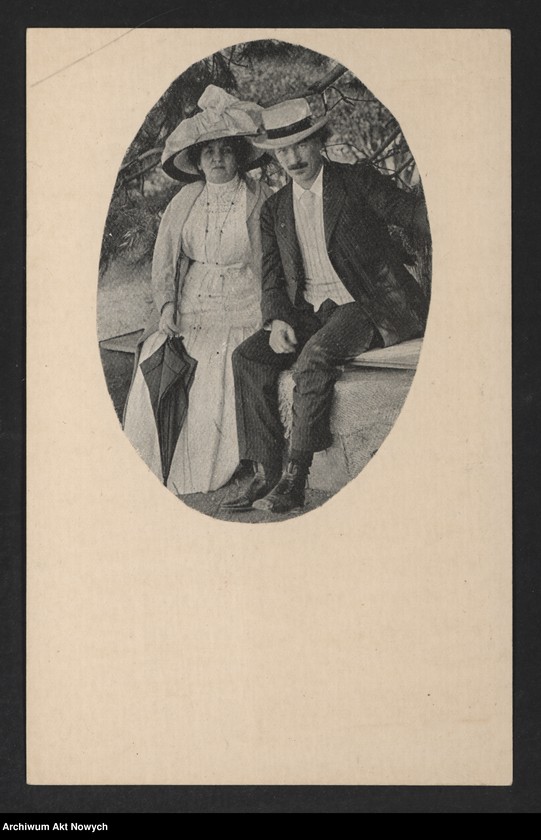 image.from.unit.number "I. J. Paderewski i H. Paderewska w otoczeniu przyjaciół i znajomych. Fotografie; brak fot. nr 6-7,9,11"