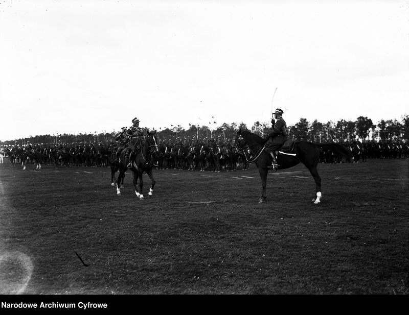 Obiekt Fragment rewii kawalerii na Błoniach Krakowskich. W środku widoczny gen. Gustaw Orlicz-Dreszer. z jednostki Święto Kawalerii w Krakowie z okazji 250 rocznicy Odsieczy Wiedeńskiej