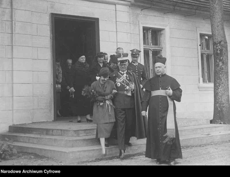 image.from.unit.number "Ślub córki gen. Władysława Sikorskiego Zofii Sikorskiej ze Stanisławem Leśniowskim"