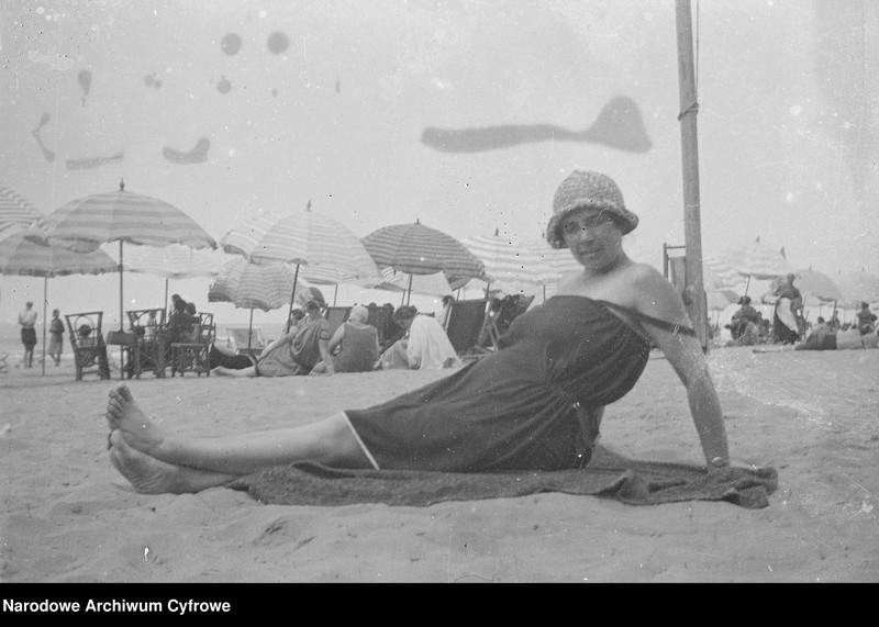 Obraz 8 z jednostki "Wypoczynek rodziny Lis-Olszewskich na plaży w Viareggio"
