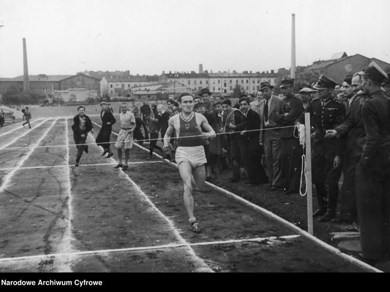 image.from.unit.number "Wielka rewia asów sportu zorganizowana przez Związek Dziennikarzy Sportowych na rzecz Funduszu Obrony Narodowej Zdzisław Nowak"