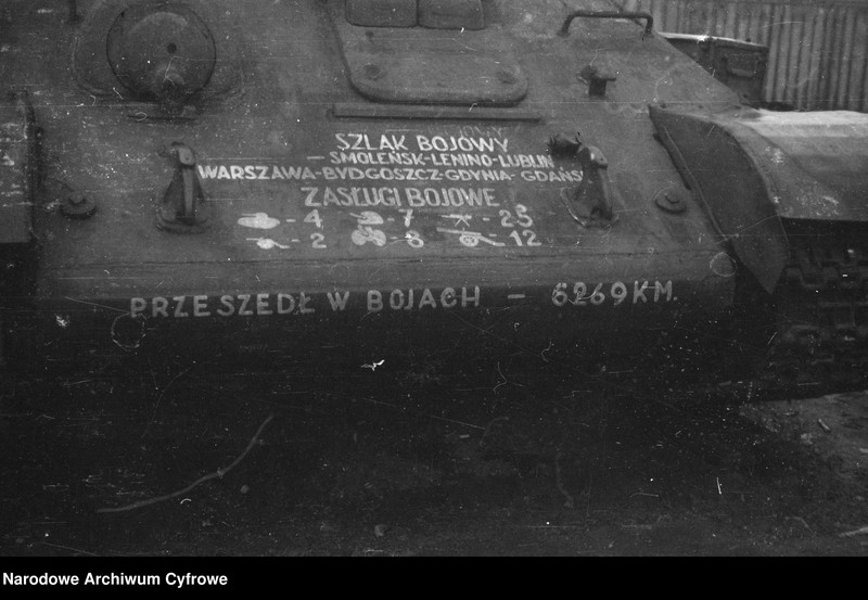 image.from.unit.number "Ekspozycja sprzętu wojskowego na dziedzińcu Muzeum Wojska Polskiego w Warszawie"