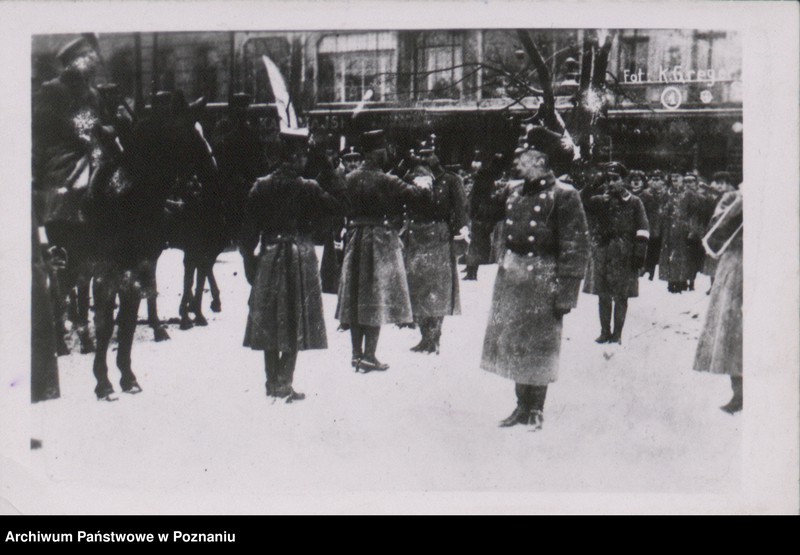 Obraz 3 z jednostki "Generał D. Konarzewski przyjmuje w Poznaniu na Placu Wolności z rąk generała Dowbór - Muśnickiego dowództwo 14 dywizji."