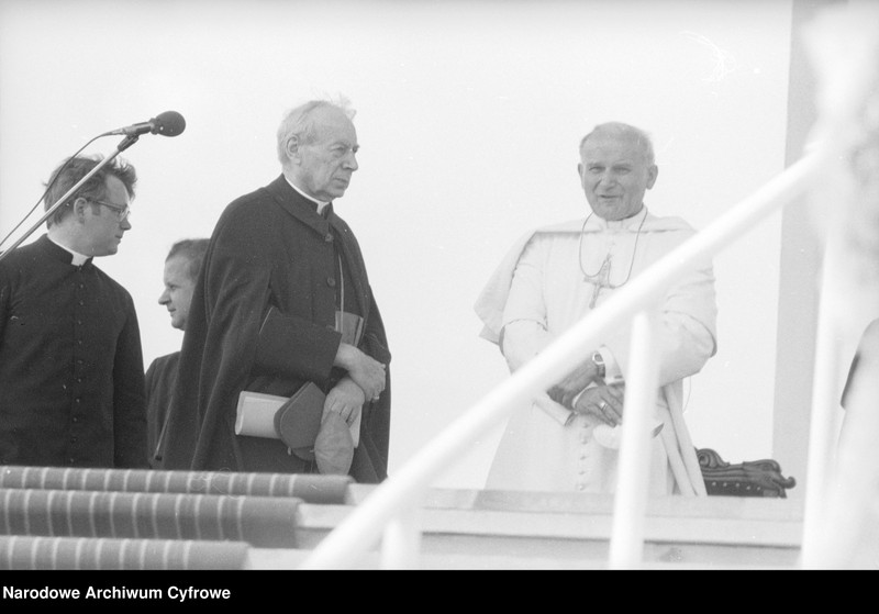 image.from.unit.number "Spotkanie papieża Jana Pawła II z wiernymi w Gębarzewie pod Gnieznem podczas I pielgrzymki do Polski"