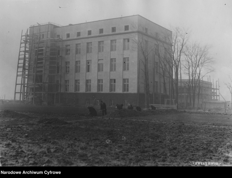 image.from.unit.number "Instytut Radowy im. Marii Skłodowskiej-Curie przy ul. Wawelskiej w Warszawie"