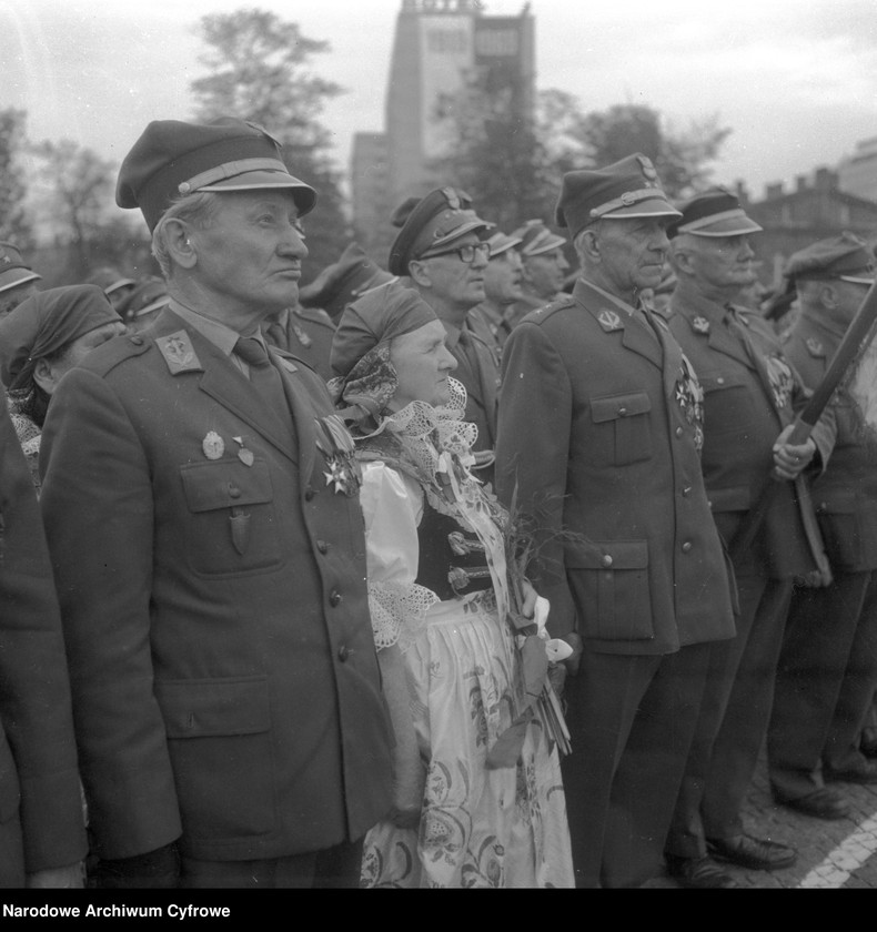 Obraz 14 z jednostki "Uroczystości z okazji 50. rocznicy wybuchu I powstania śląskiego pod pomnikiem Powstańców Śląskich w Katowicach"