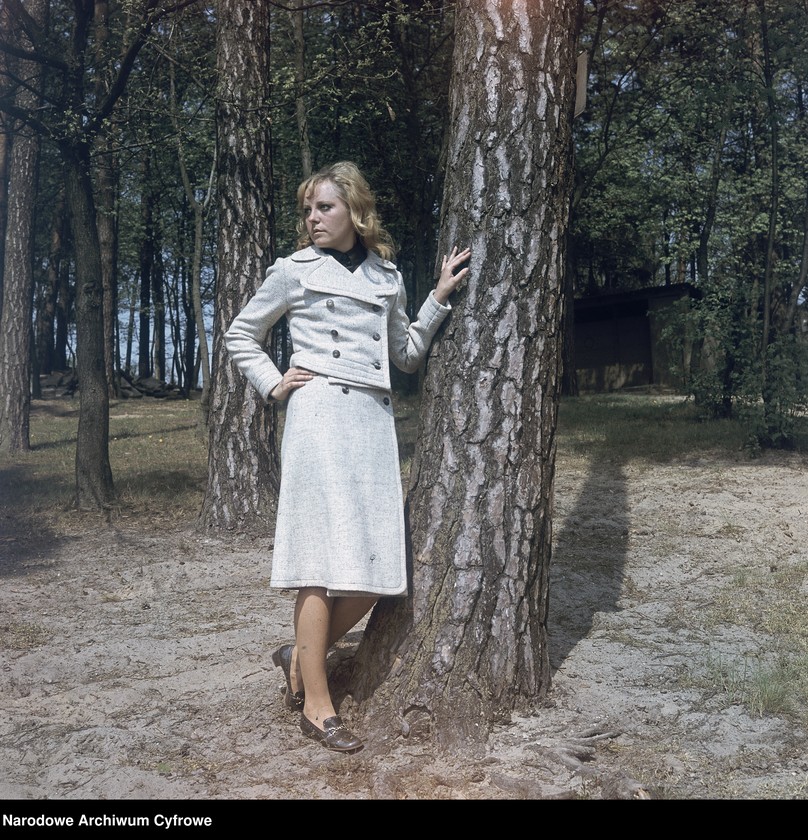 image.from.unit.number "Modelki prezentujące kolekcję mody Zakładów Przemysłu Odzieżowego "Dana" w plenerze nad Jeziorem Głębokim"