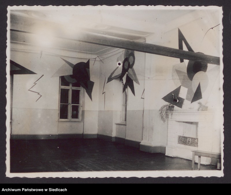 image.from.unit.number "Album z fotografiami podarowany przez uczennice Państwowego Gimnazjum Żeńskiego im. Królowej Jadwigi w Siedlcach wychowawczyni pani Janinie Milulskiej na zakończenie 8-klasowego gimnazjum w dniu 24.06.1934 r."