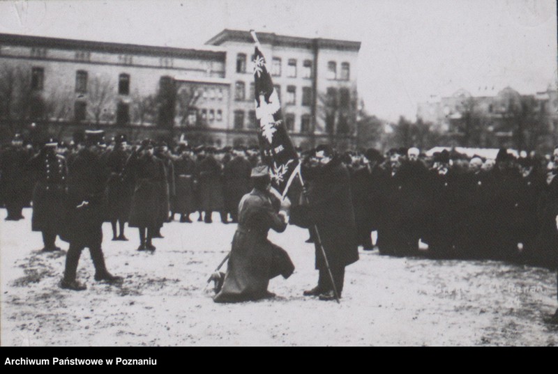 Obraz 3 z jednostki "Wręczenie sztandaru I Pułkowi Strzelców Wielkopolskich w Poznaniu na dziedzińcu koszarowym."