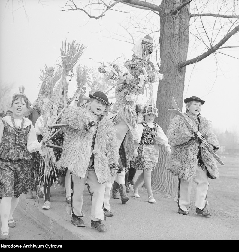 Obraz 5 z jednostki "Obrzęd topienia Marzanny w Dunajcu"