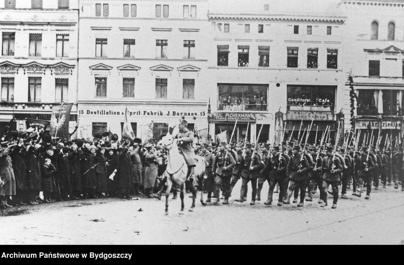 image.from.unit.number "Powitanie oddziałów Wojska Polskiego na Starym Rynku w Bydgoszczy 20 stycznia 1920 roku"