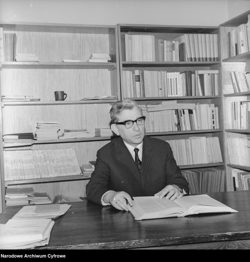 image.from.unit.number "Prof. Ryszard Wroczyński"