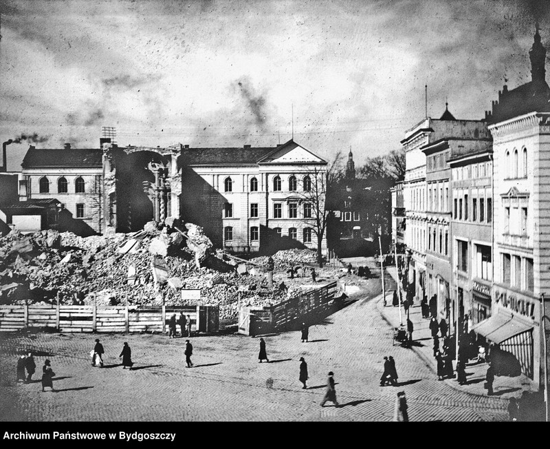 image.from.unit.number "[Bydgoszcz, rozbiórka zachodniej pierzei Starego Rynku, widoczny fragment prezbiterium kościoła jezuitów]"