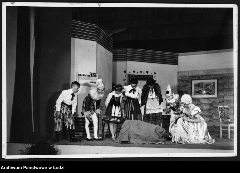 Obraz 2 z jednostki "[Przedstawienie szkolne - scena kostiumowa]"