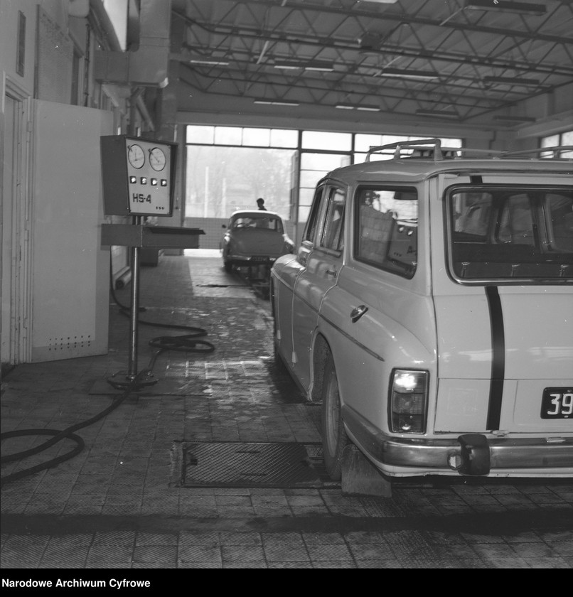 Obiekt Stacja Obsługi Samochodów przy ul. Dzikiej 28. Samochód Warszawa 223 kombi na rolkach HS-4 do pomiaru siły hamowania podczas badania technicznego. z jednostki Stacje obsługi Stołecznego Przedsiębiorstwa Usług Motoryzacyjnych w Warszawie