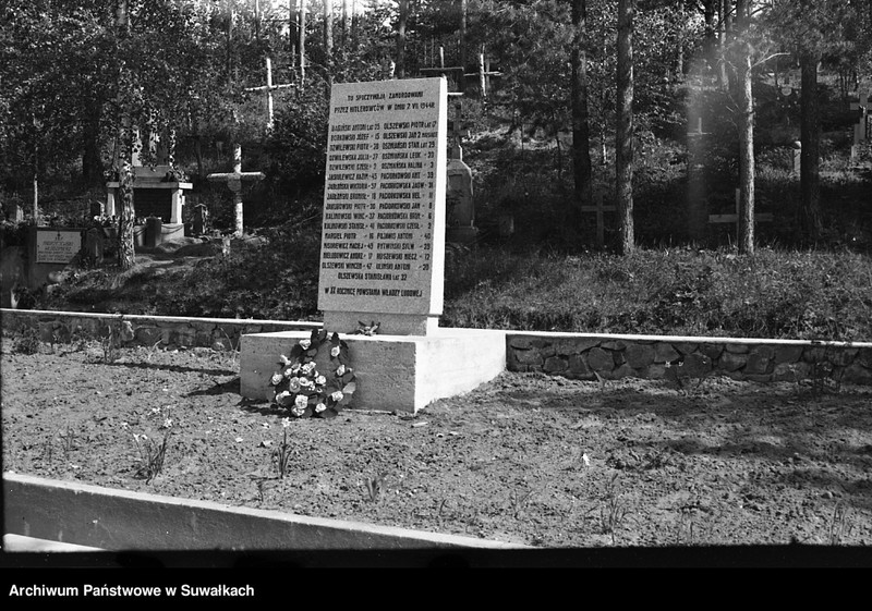 image.from.unit.number "Tablica w Rutce Tartak upamiętniająca ofiary zbrodni hitlerowskich na Suwalszczyźnie w roku 1944."