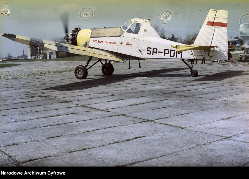 Obiekt Samolot PZL M21 Dromader Mini (SP-PDM) z pracującym silnikiem - widok z boku. z jednostki Samoloty PZL M21 Dromader Mini