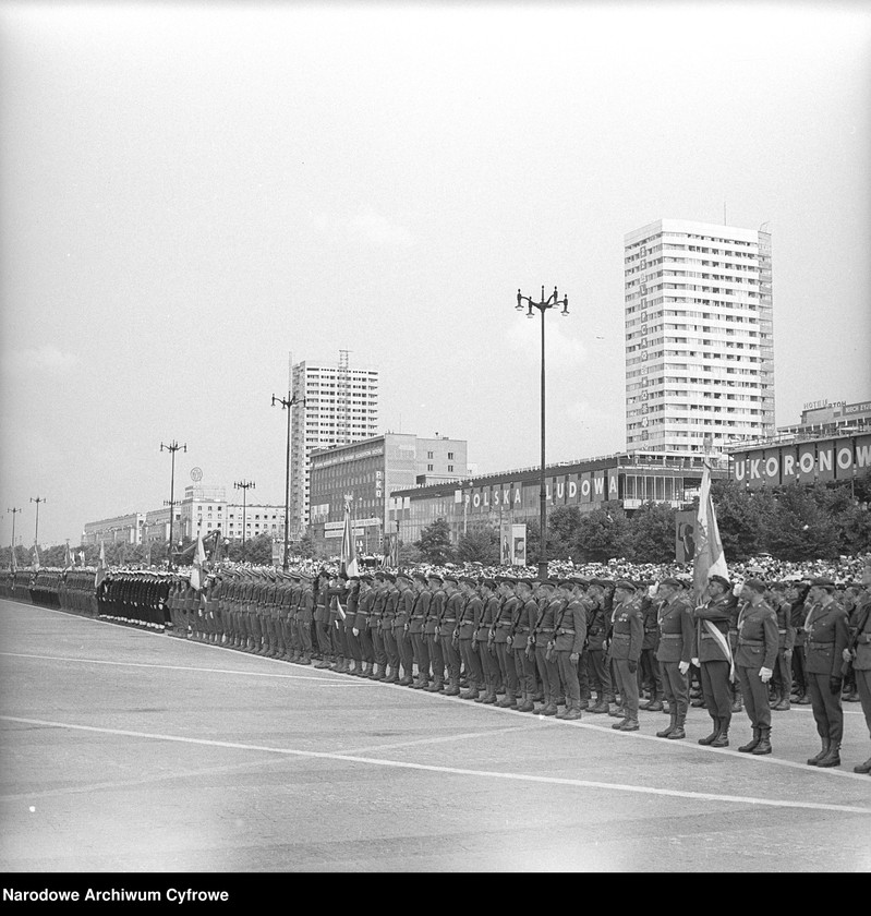 image.from.unit.number "Defilada Tysiąclecia Państwa Polskiego podczas Narodowego Święta Odrodzenia Polski (22 lipca) na pl. Defilad w Warszawie"