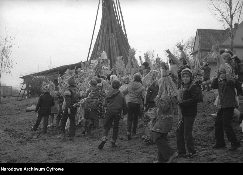 Obraz 17 z jednostki "Obrzęd topienia Marzanny w Dunajcu"