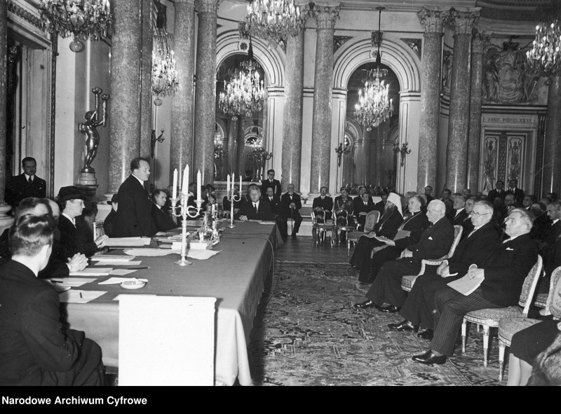 image.from.unit.number "Doroczne posiedzenie Ogólnopolskiego Obywatelskiego Komitetu Pomocy Zimowej Bezrobotnym w Sali Wielkiej Zamku Królewskiego w Warszawie"