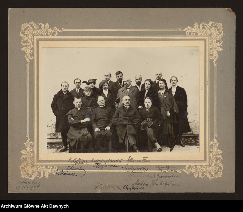 image.from.unit.number "Fotografie członków Mieszanej Komisji Rewindykacyjnej (zbiorowe)."