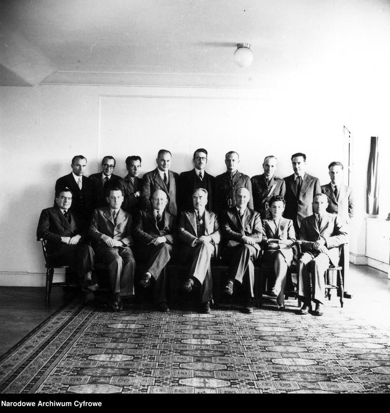 image.from.unit.number "Minister Stanisław Kot w otoczeniu pracowników ministerstwa spraw wewnętrznych"