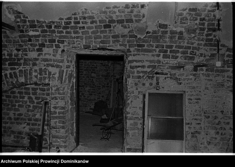 image.from.unit.number "Kraków, klasztor Ojców Dominikanów, obecna siłownia studentatu; obecne pomieszczenie gospodarcze na parterze północnego ramienia III wirydarza („slumsy” nr 11); podwórze przykuchenne; podwórze przy furcie. Kraków, kamienica przy ul. Stolarskiej 6, cela zakonna „slumsy” nr 13"