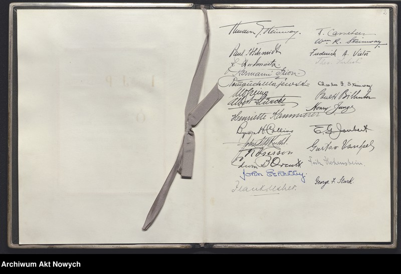 image.from.unit.number "Steinway House (New York); Futerał drewniany i tekturowy"