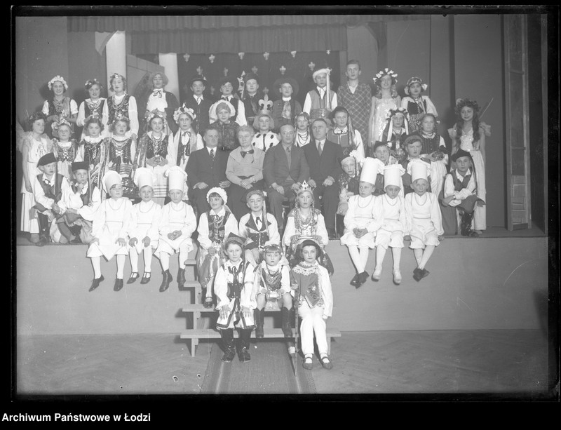 Obraz 2 z jednostki "[Fragment przedstawienia szkolnego - uczniowie w strojach ludowych]"