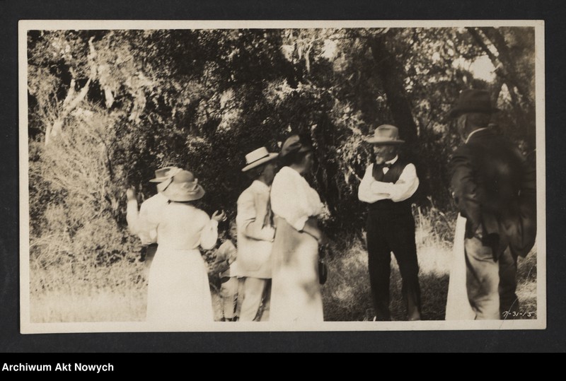 image.from.unit.number "I. J. Paderewski i H. Paderewska w otoczeniu przyjaciół i znajomych. Fotografie; brak fot. nr 6-7,9,11"