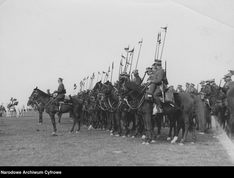 Obiekt Fragment rewii kawalerii na Błoniach Krakowskich. z jednostki Święto Kawalerii w Krakowie z okazji 250 rocznicy Odsieczy Wiedeńskiej