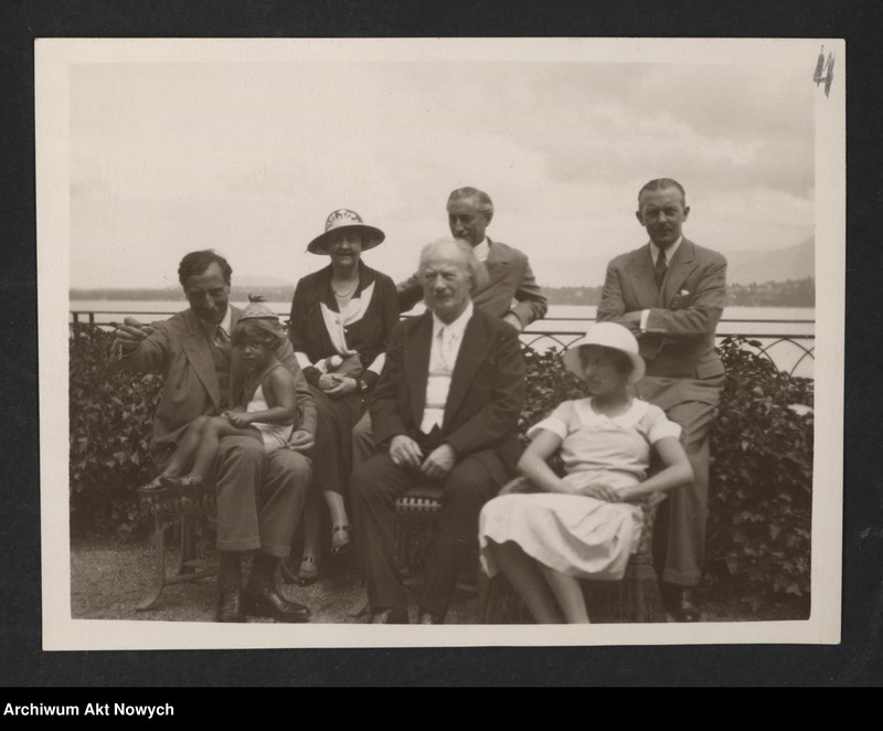 image.from.unit.number "I. J. Paderewski i E. Schelling w otoczeniu rodziny i przyjaciół. Fotografie"